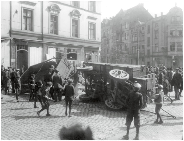 Barrikaden während des „Spartakistenaufstands“ in der Nähe des Oberbilker Marktes (Ecke Kruppstraße/Ellerstraße), 14. April 1919; Foto: Julius Söhn, StAD 5-8-0303-100.0043