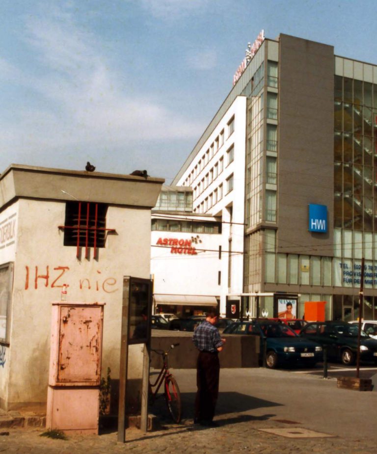 Blick vom Oberbilker Markt auf das Haus der Wirtschaft und Industrie (HWI), Foto: H. Schneider 1996 